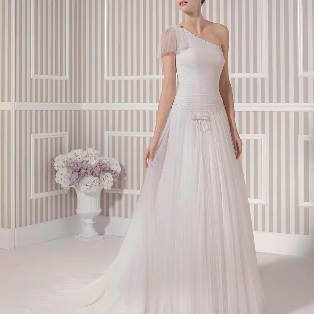  Modelo LAILA Luna Novias Talla 42 Antes 1590€ Probar y llevar 500€ Composturas Consultar en tienda 